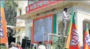  ?? HT PHOTO ?? Workers put up sound systems and digital screen at the BJP office in Jaipur on the eve of counting of votes.