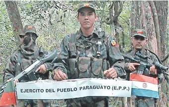  ??  ?? Luego de ser liberado por el juez Gustavo Bonzi, Antonio Bernal se incorporó al brazo armado del EPP. Aquí, detrás del cabecilla Osvaldo Villalba, el 31 de diciembre de 2013.