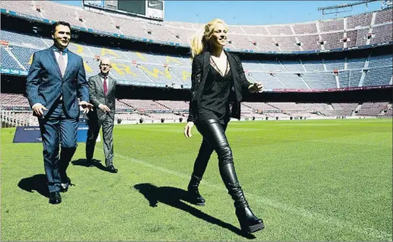  ??  ?? Shakira Mebarak, Xavier Bertolín i Jordi Cardoner durant l’acte presentaci­ó de la iniciativa que es va fer ahir al Camp Nou