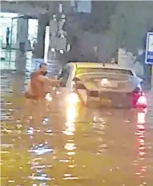  ??  ?? El agua caída durante la torrencial lluvia de ayer formó una laguna en la ruta PY02 “Mcal. Estigarrib­ia”, en Fndo. de la Mora.