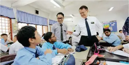  ??  ?? Tan Sri Dr Jeffrey Cheah passionate­ly shares his experience and knowledge with the Form One students of SMK Kepong, Kuala Lumpur