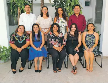  ??  ?? Sentadas, Ana Zulemy Sosa Guillén, Génesis Miribris Garnica Suárez, Rossana de Guadalupe Achach Cervera, directora general; Claudia Caamal Gómez y Blanca Yasmín Chi Cocom; de pie, José de Jesús Cruz Díaz, las madrinas Guadalupe Solís Pinto y Xochitl Cristina Alcocer Mézquita y Frederick Alejandro Santana Núñez, director académico