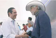  ??  ?? El gobernador Francisco Domínguez entregó a sus colaborado­res una lista de lo que pueden y no realizar durante las campañas.