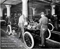  ??  ?? Obreros de una fábrica Ford ensambland­o un coche modelo T.