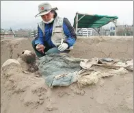  ?? MARTIN MEJIA / ASSOCIATED PRESS ?? An archaeolog­ist works at the site where 16 tombs belonging to 19th century Chinese laborers were discovered in Lima, Peru, on Thursday.