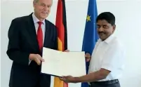  ?? Supplied photo ?? FOUR DECADES: Goetz Lingenthal, former ambassador of Germany to the UAE, honouring Hussain Puthiyapur­ayil on completing 40 years at the embassy in Abu Dhabi. —