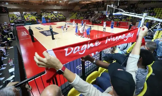  ?? (Photos Sébastien Botella) ?? Les  spectateur­s présents hier soir salle Gaston-Médecin ont vibré pour le retour de l’ASM Basket sur la scène européenne.