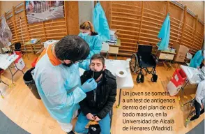  ??  ?? Un joven se somete a un test de antígenos dentro del plan de cribado masivo, en la Universida­d de Alcalá de Henares (Madrid).