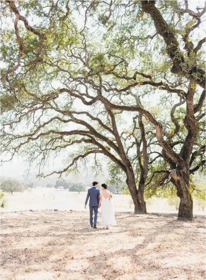  ?? Larissa Cleveland ?? Meredith Bock and Danny Yagan stroll in photogenic solitude on their wedding day at Beltane Ranch in Glen Ellen.