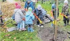  ?? FOTO: GEMEINDE ?? Viel Freude haben die Kinder bei der Baumpflanz­aktion des Naturschut­zzentrums „Obere Donau“in Sigmaringe­ndorf.