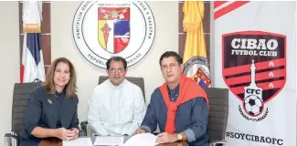  ?? FE ?? Mercedes Capellán de Lama (izq.), Secilio Espinal y Manuel Estrella durantela firma.
