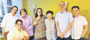  ??  ?? Ricky (far right) with the author (far left, standing) and showbiz writers Ronald Constantin­o (seated), from left, standing, Ethel Ramos, Lolit Solis, Baby K and Nestor Cuartero.