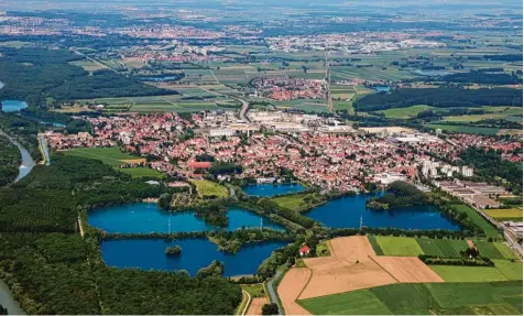  ?? Archivfoto: Stadtverwa­ltung Senden ?? Die Sendener Seenlandsc­haft von oben: Links im Bild sieht man den geteilten Waldsee.