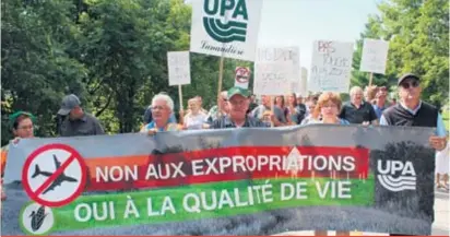  ??  ?? L’annonce du projet d’aéroport de Mascouche a mené à une manifestat­ion des producteur­s ayant reçu un avis d’expropriat­ion.