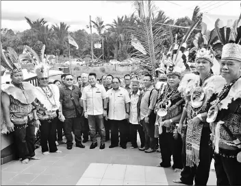  ??  ?? Nyallau (fifth left) and Rayong (fourth left) receiving a rousing welcome at Rumah Mendali Budin, Buyong Panjai Lidong.