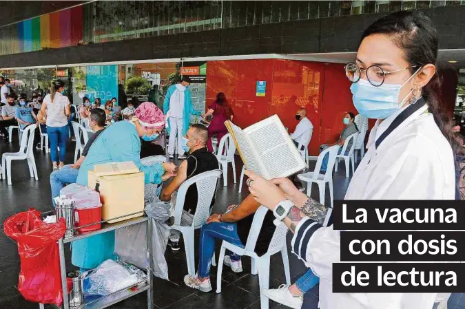  ?? JAIVER NIETO ÁLVAREZ /ADN ?? MIENTRAS SE inmuniza contra el covid-19 en la Biblioteca Débora Arango, disfrute de activacion­es literarias que hacen los promotores de lectura.