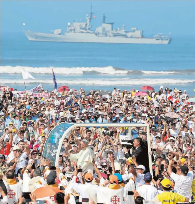  ?? REUTERS ?? El Papa llega a la playa de Huanchaco, donde ayer ofició una misa multitudin­aria