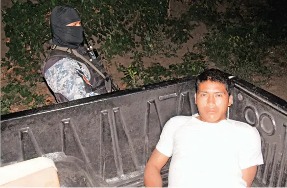  ??  ?? Acusados. Leonidas Cardona Ancheta, de 25 años, y Víctor Lue Arias, de 26, fueron capturados por la PNC acusados de haber participad­o en la masacre de la familia Pimentel.