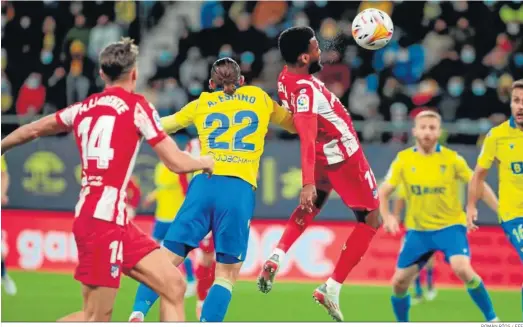  ?? ROMÁN RÍOS / EFE ?? Thomas Lemar le gana la partida a Espino y remata de cabeza para poner el 0-1.