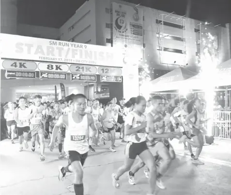  ??  ?? Thousand of runners participat­ed in the 9th edition of the SM2SM Run yesterday morning at the SM City-Cebu grounds.