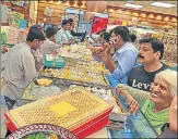  ?? HT PHOTOS ?? Rush at a sweet shop. (Left) Different varieties of gujiya and (right) baked ones