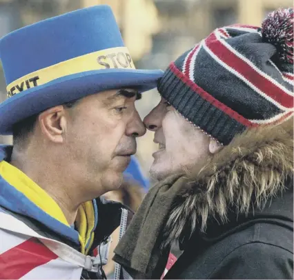  ??  ?? 0 A nation divided: A pro-brexit and a pro-eu demonstrat­or get to know each other