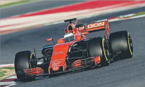  ?? MARK THOMPSON / GETTY ?? Fernando Alonso, ayer en el Circuit de Barcelona-Catalunya, rodando con el McLaren-Honda