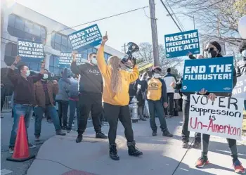  ?? NICOLE CRAINE/THE NEW YORK TIMES ?? Demonstrat­ors back voting rights in an Atlanta rally before President Biden spoke last week.