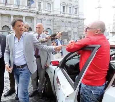  ??  ?? Il premier Matteo Renzi ieri a Roma con il tassista Stefano Marcucilli