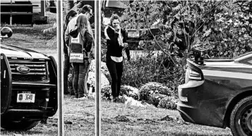  ?? STEPHANIE KEITH/GETTY ?? Mourners gather Monday at the site of the fatal limousine crashin Schoharie, N.Y.