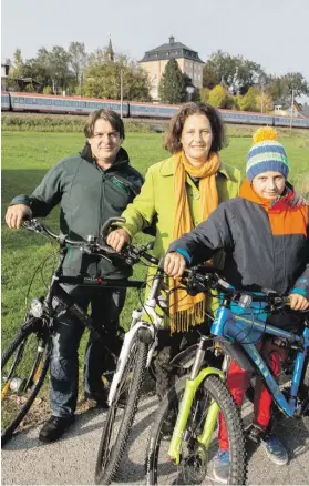  ?? BILD: SN/VEIGLCHRIS HOFER ?? Glücklich auch ohne eigenes Auto: Eberhard Siegl und Alexandra Falkner und ihr Sohn Felix.