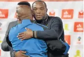  ?? /LEFTY SHIVAMBU/GALLO IMAGES ?? Sundowns coach Pitso Mosimane and Benni McCarthy of Cape Town City.