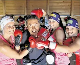  ?? BILD: SN/GEPA PICTURES ?? Katharina Innerhofer, Susanne Hoffmann und Christina Rieder (v. nehmen Box-Coach Conny König in die Mangel. l.)