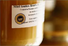  ?? (Photo D. M.) ?? Le logo IGP sur les étiquettes des pots garantit l’origine du miel. Les producteur­s inscrits dans cette démarche ont un cahier des charges à respecter et sont sérieuseme­nt contrôlés.