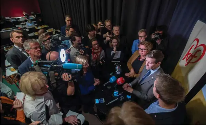  ?? FOTO: NTB SCANPIX ?? Svært mange journalist­er var møtt fram til Krfs landsstyre­møte i Oslo fredag.