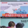  ?? FOTO: DPA ?? Das südkoreani­sche Fernsehen berichtet groß über den nordkorean­ischen Raketentes­t.