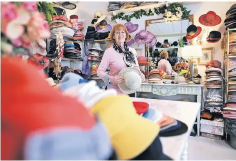  ?? FOTO: ACHIM BLAZY ?? Seit mehr als 50 Jahren sind Hüte das Metier von Renate Schmidt.