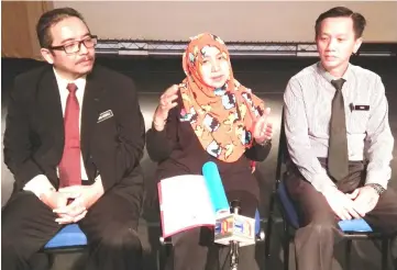  ??  ?? Hashimah, flanked by Meeraj (left) and Voon, gestures at the press conference.