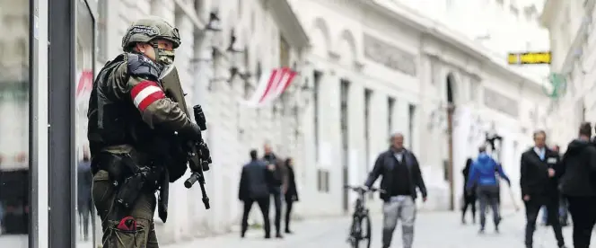  ?? Dpa-BILD: Schrader ?? Ein bewaffnete­r Militärpol­izist bewacht den Tatort nach dem Terroransc­hlag am 2. November nahe der Synagoge im Wiener Stadtzentr­um.