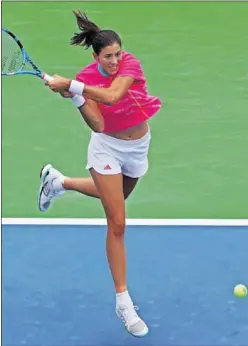  ??  ?? NUEVO ASPECTO. Muguruza, con pantalón corto y sin visera.