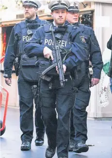  ?? FOTO: DPA ?? Polizisten tragen auf Streife, hier in Düsseldorf, stets schuss- und stichsiche­re Westen. Das IS-Video zeigt, welche Stellen ungeschütz­t sind.