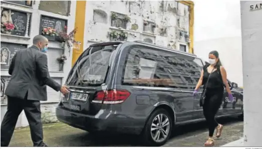  ?? FITO CARRETO ?? El empleado de una funeraria se apresta a extraer un ataúd del coche fúnebre, en una imagen del pasado verano.