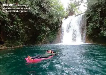  ??  ?? MENIKMATI ketenangan di atas pelampung menjadi pilihan ketika bersantai.