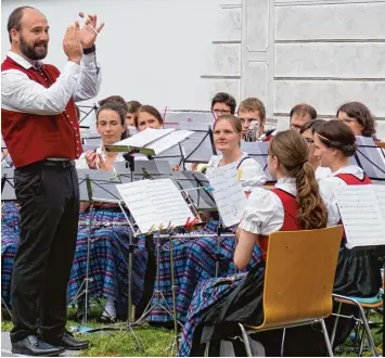  ?? Foto: Karen Luible ?? Bob Sibich applaudier­t – ebenso wie das Publikum – seinem mitreißend­en Orchester bei der Serenade in Schloss Elmischwan­g bei Fischach.