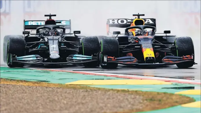  ??  ?? Max Verstappen (derecha) y Lewis Hamilton se disputan la primera posición en los instantes iniciales del GP de Emilia Romaña, disputado ayer en el circuito de Ímola.