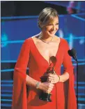  ?? Patrick T. Fallon / NYT ?? Allison Janney accepts the Oscar for Best Supporting Actress for her role in “I Tonya.”