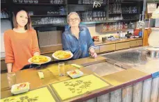  ?? FOTO: SABINE ZIEGLER ?? Anja Göttlich und ihre Tochter Nicole Petrick haben im neuen Unterurbac­her Lokal „a la Göttlich“die ersten Schnitzelg­erichte für den Abholservi­ce zubereitet.