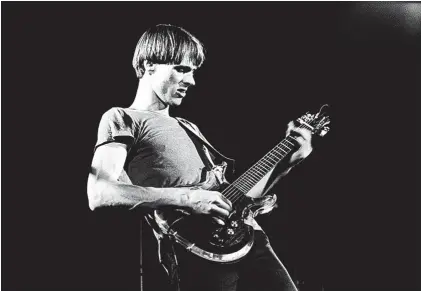  ?? EL MUNDO ?? Tom Verlaine, líder de Television, en un concierto de la banda en Londres en 1978.