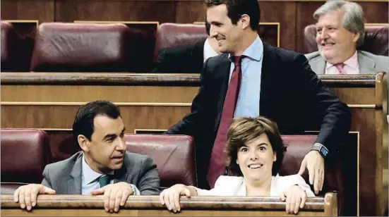  ?? KIKO HUESCA / EFE ?? Casado y Santamaría, con Martínez-Maillo a su lado, ayer en el grupo del PP en el Congreso