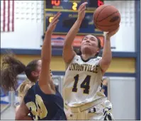  ?? PETE BANNAN — MNG FILE ?? Unionville’s Lindsey Robbins (14) led the Longhorns with nine points Tuesday night.